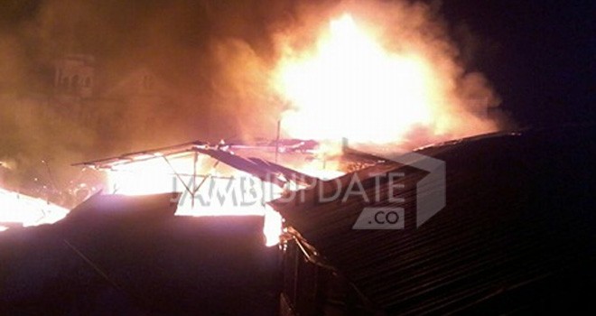 Puluhan Lapak Pedagang di Merangin yang Ludes dilalap sijago merah.