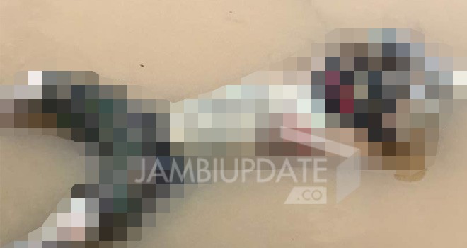 Tampak mayat laki-laki ditemukan di aliran Sungai Tembesi Desa Ladang Panjang, Sarolangun.