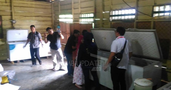 Tim gabungan dari Ditreskrimsus Polda Jambi, Satpol PP, Dinas Peternakan menggerebek salah satu gudang yang berlokasi di Jalan Lingkar Barat, Kota Jambi.