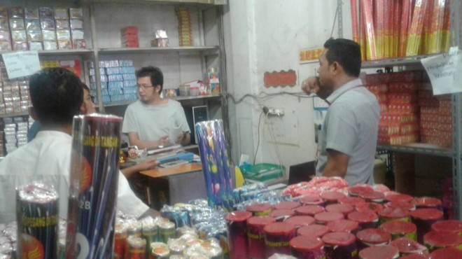  Anggota Subdit I Direktorat Reserse Kriminal Khusus Polda Jambi, saat menggerebek tiga distributor petasan di Kota Jambi.