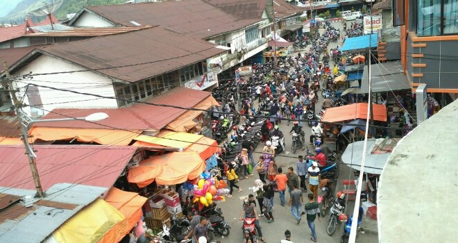Tampak pasar di Sungai Penuh ramai dikunjungi warga.