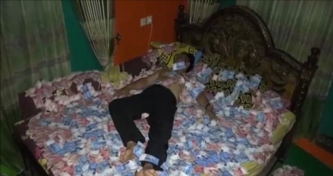Syekh Nono tidur di antara tumpukan uang. Foto: JPG