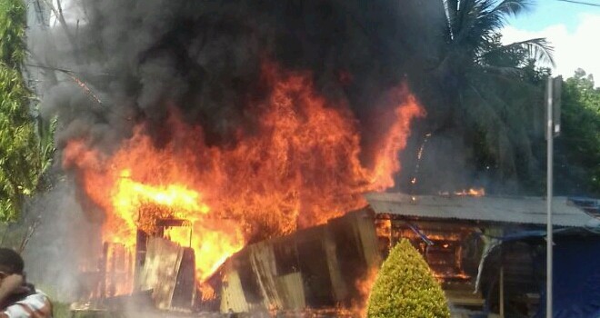 Tampak api membakar kios di Patimura, Kota Jambi. Foto: M.Ridwan/JE