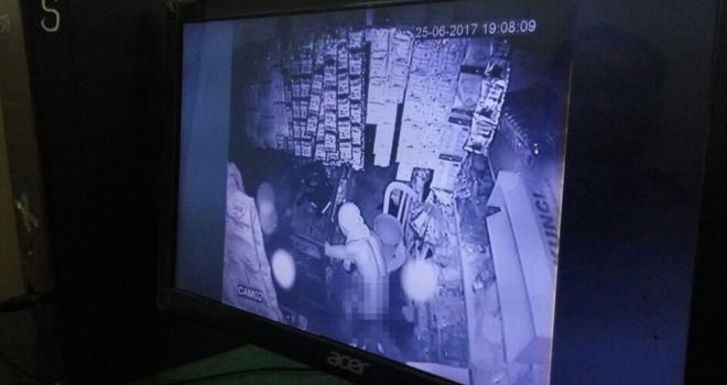 Pencuri di Padang terekam CCTV menggasak barang-barang tanpa mengenakan pakaian.