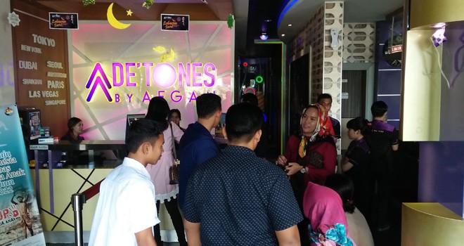 Terlihat pengunjung saat mengantri didepan kasir.