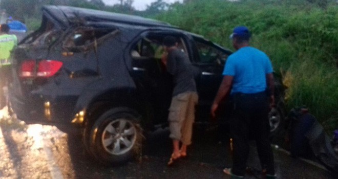 Tampak sebuah mobil fortuner ringsek usai terbalik di Bungo.