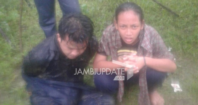 Sugianto dan istrinya saat diamankan anggota Polres Muarojambi di Sekernan, Senin (3/7).