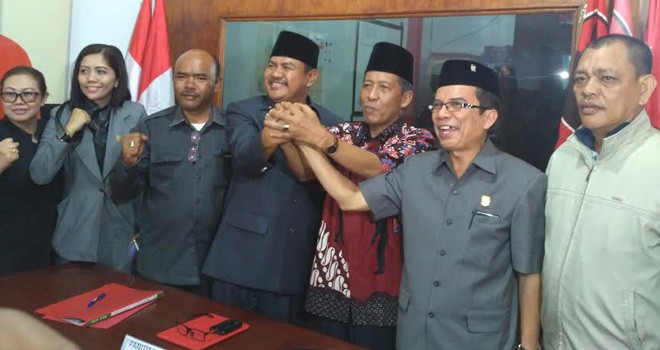 Bacawako Abdullah Sani menyerahkan formulir pendaftaran di DPC PDIP.  Hadapi Pilwako Jambi, PDIP bakal perpanjang masa penjaringan calon. 