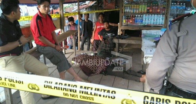 Tampak mayat ditemukan warga di sebuah bengkel tambal ban Kecamatan Alam Barajo, Kota Jambi. 
