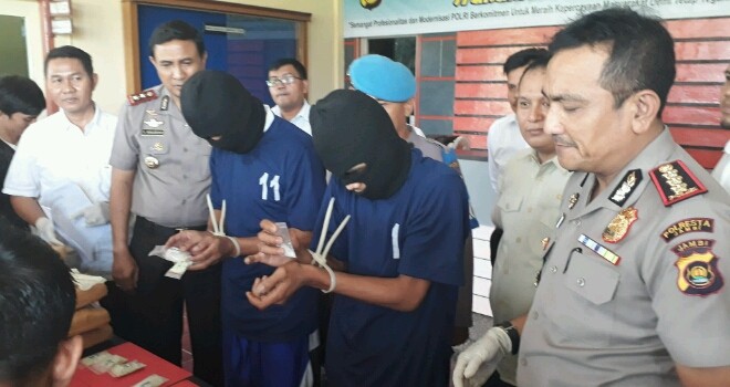 Anggota polisi berhasil mengamankan pelaku dengan barang bukti 25kg Ganja kering.