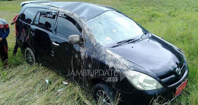 Kondisi Mobil Dinas PN Sungai Penuh yang mengalami kecelakaan tunggal di Siulak Deras.