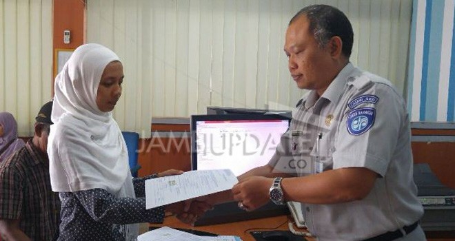 PT  Jasa Raharja (JR)  Cabang Jambi telah membayar santunan kepada korban kecelakaan lalu lintas. Foto : Yani / Jambi Ekspres