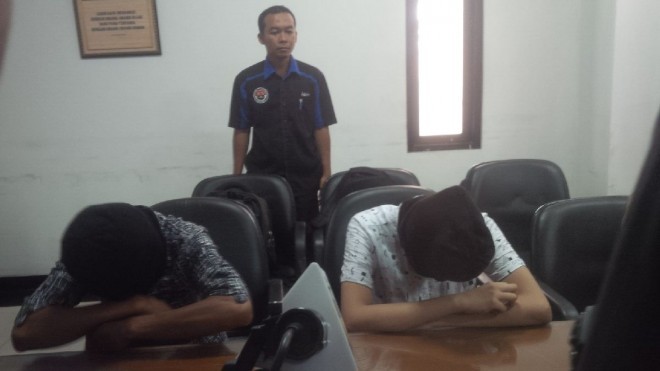 Dua mucikari prostitusi online yang diamankan polisi. 