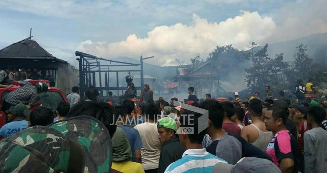 Warga saat memadamkan api yang membakar tiga unit rumah semi di Desa Semerap, Kerinci.