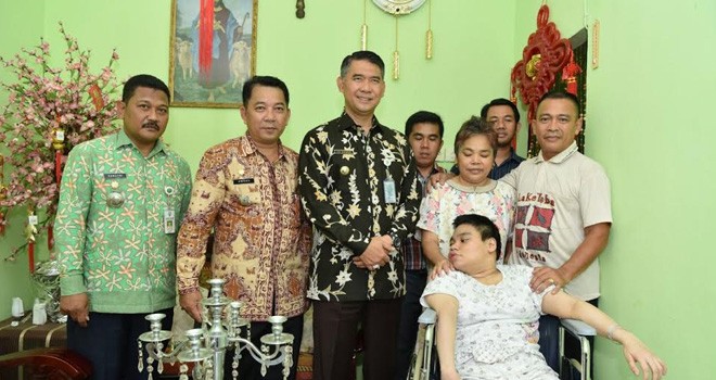 Program Berbagi Kursi Roda Gratis Wali Kota Jambi, Sy Fasha.