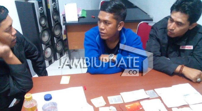 WRS (38) pria yang diduga gabung ISIS di Kerinci saat diamankan Anggota Satreskrim Polres Kerinci.