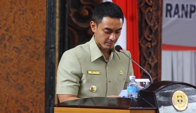 Gubernur Jambi,  Zumi Zola. 