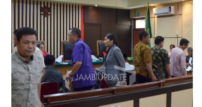 15 anggota DPRD Kota Jambi periode 2009-2014 yang dihadirkan ke dalam persidangan, kemarin (10/7) sekitar pukul 14.00 WIB.