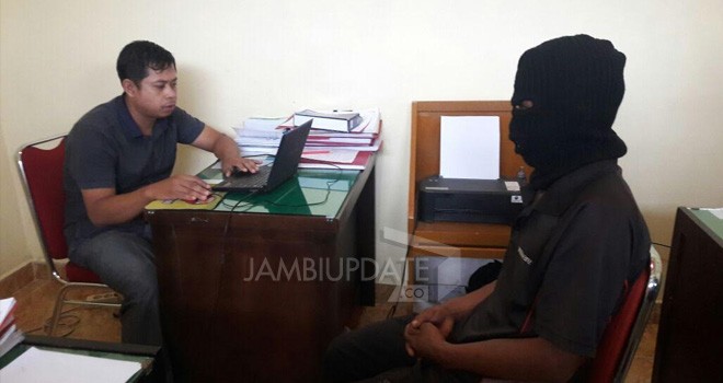 Pelaku saat berhasil diamankan pihak kepolisian.