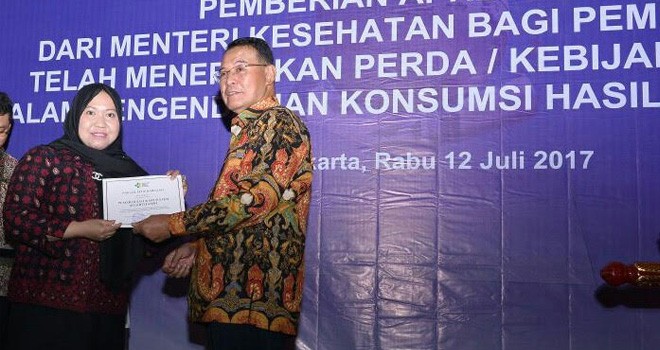 Bupati Muaro Jambi, Hj. Masnah Busro saat menerima penghargaan Paramesti dari Menteri Kesehatan (Menkes) RI.