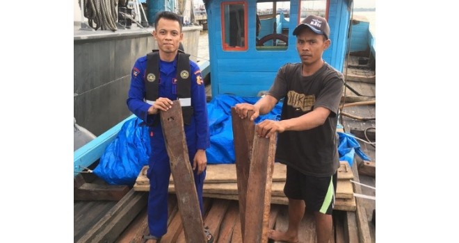 Ratusan keping kayu ilegal yang diamankan anggota Polair Polda Jambi di Perairan Kualatungkal, Selasa lalu. Foto: Ist