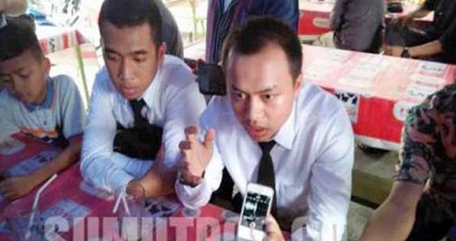 Sandy Putra Pratama, calon siswa (casis) Akpol 2017 yang melakukan protes memberi keterangan kepada wartawan. Foto : Diva Suwandi / Sumut Post / JPNN.com