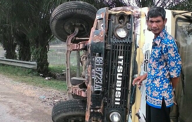 Tampak salah satu mobil truk terguling di mersam Batanghari.