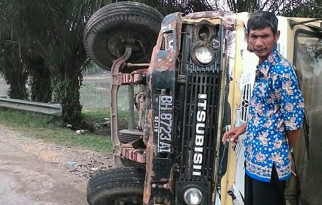 Tampak salah satu mobil truk terguling di mersam Batanghari.