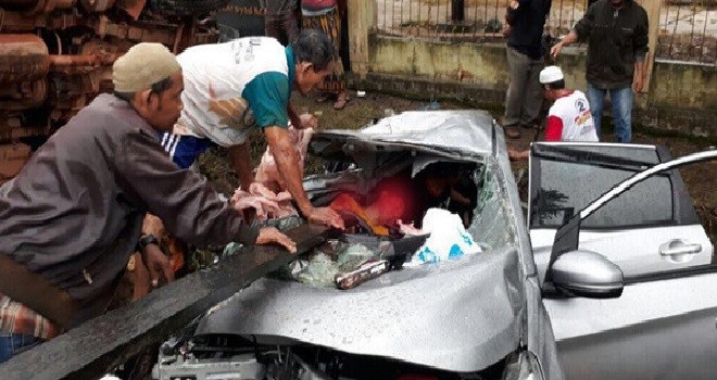 Dokter Aris terjepit dalam mobil yang ringsek setelah berbenturan hebat dengan truk CPO. Foto: Ist/Radar Sampit