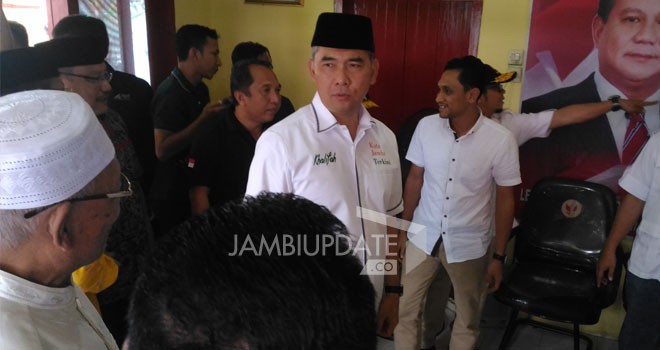 Sy Fasha saat mengembalikan formulir di Kantor DPC Gerindra Kota Jambi.