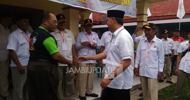 Sy Fasha saat mengembalikan formulir di Kantor DPC Gerindra Kota Jambi.