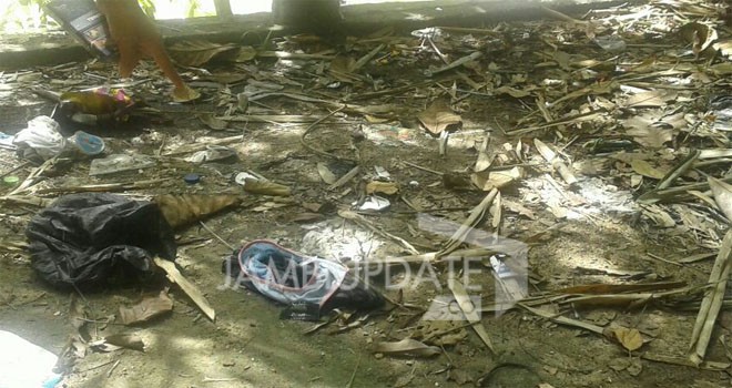 Terlihat celana dalam dan beberapa pembungkus alat kontrasepsi di tempat Wisata Arboretum Rio Alip Dusun Mudo, Bangko.