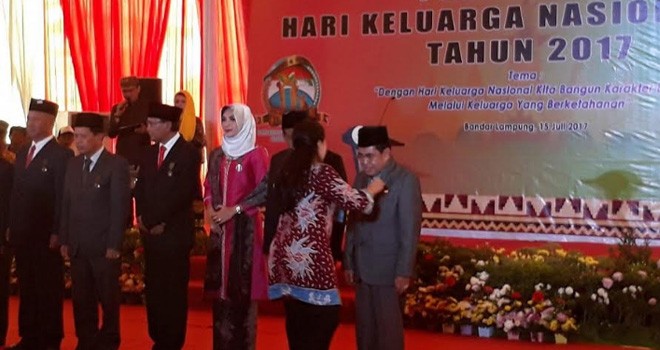 Wako AJB menerima penghargaan Satya Lancana Pembangunan bersama 11 kepala daerah se Indonesia.