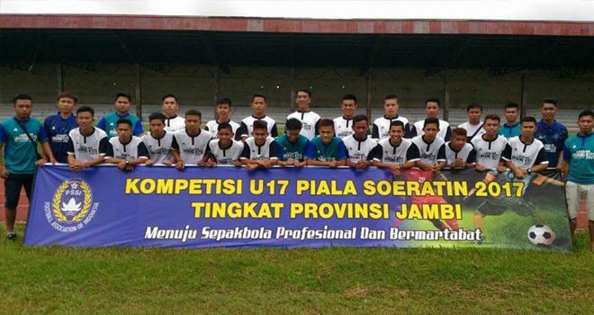 Foto bersama tim PS Kerinci U-17 saat melakukan pertandingan Piala Soeratin 2017 melawan Merangin FC,  di stadion Tri Lomba Juang, Minggu (16/07).