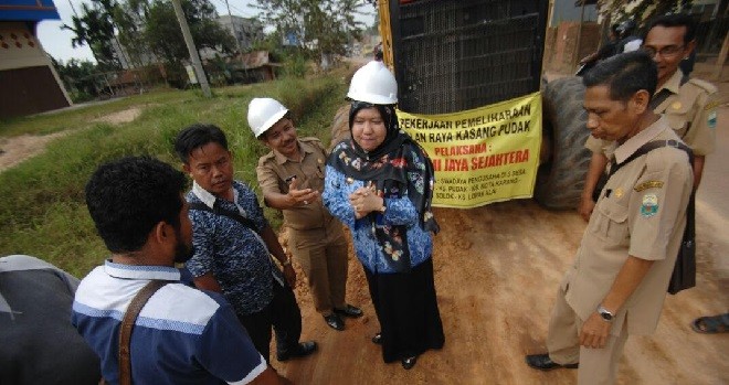 Bupati Muaro Jambi, Hj Masnah Busro saat melakukan sidak ke lokasi pembangunan proyek jalan di Muaro Jambi.
