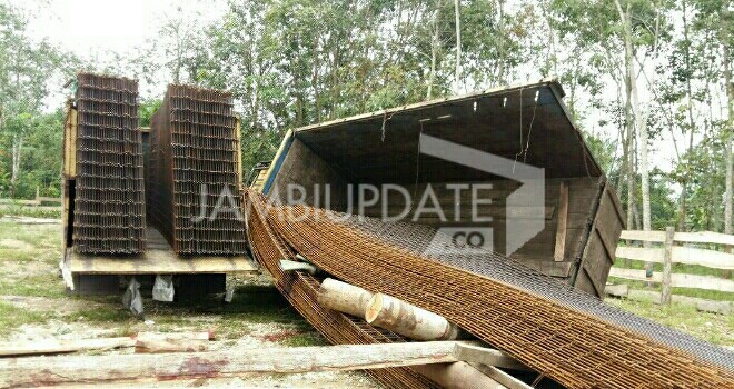 Truk Pengangkut Besi Yang menewaskan  Buruh PT APS.