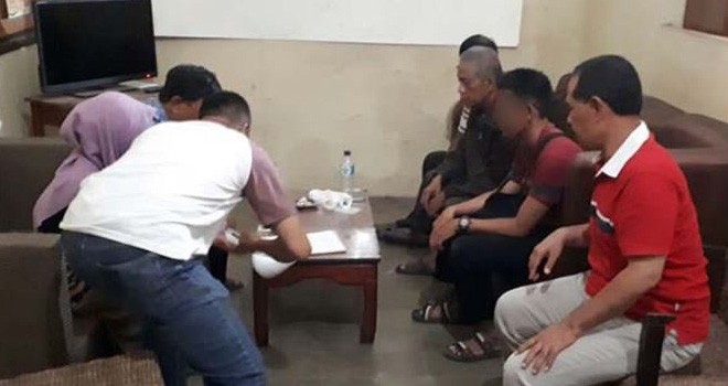 Pasangan mesum diamankan petugas setelah kedapatan mesumdi toilet masjid. Foto via Radar Cirebon