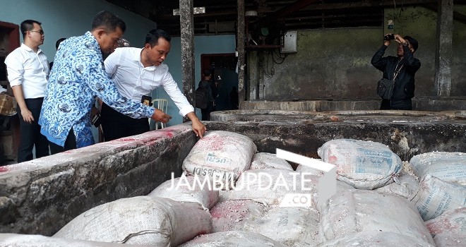 Ditreskrimsus Polda Jambi dan BPOM Jambi menggerebek pabrik pembuatan Mi Sohun di Desa Lopak Alai, Kecamatan Kumpeh Ulu, Muarojambi. Senin (17/7) siang.