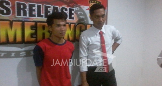 Tersangka Sarki (22) saat diamankan di Polres Merangin, kemarin (17/7).