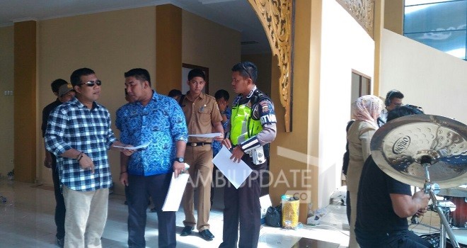 Tampak Bupati Romy tengah mengecek persiapan MTQ ke-47 Provinsi Jambi.