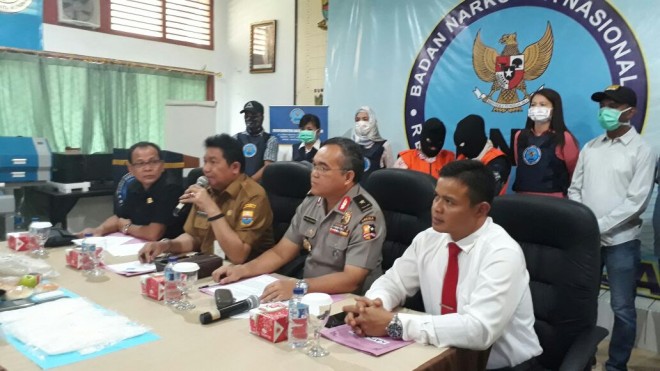 Dua Perempuan Asal Aceh Saat diamankan polisi. 