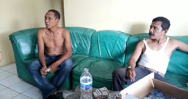 Dua pria pelaku penipuan saat diamankan oleh warga di Desa Sekancing, kemarin (18/7) siang.