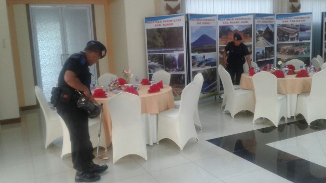 Gegana Brimobda Jambi Sisir Bandara Jambi.