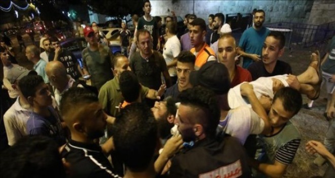Kerusuhan pecah didepan gerbang Masjid Al Aqsa, Selasa (18/7) malam. Foto: AA via Daily Sabah.
