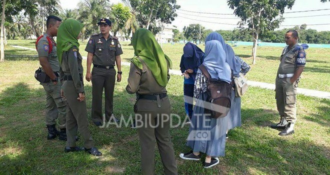 Satpol PP Tanjabtim saat melakukan patroli.