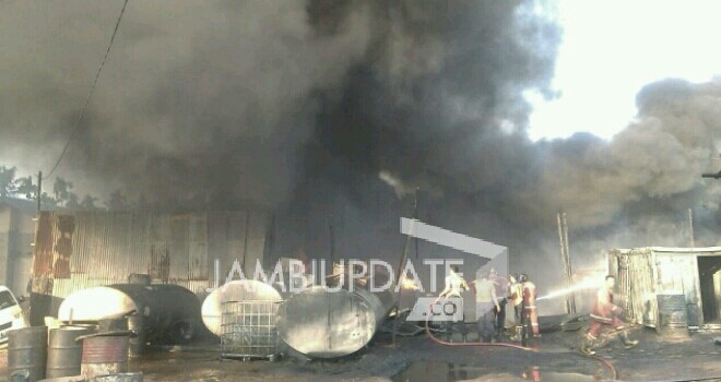 Kebakaran hebat yang terjadi di sebuah gudang di Selincah.