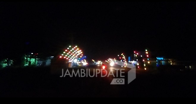 Tampak lampu hias dipasang setiap rumah warga dalam rangka memeriahkan MTQ ke 47 tingkat Provinsi Jambi di Tanjab Timur.