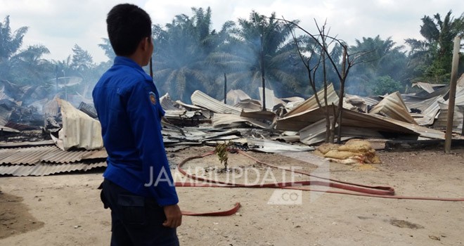 Warga membakar puluhan messmilik perusahaan kelapa sawit dan karet milik PT Mega Sawindo Perkasa, Rabu (19/7).
