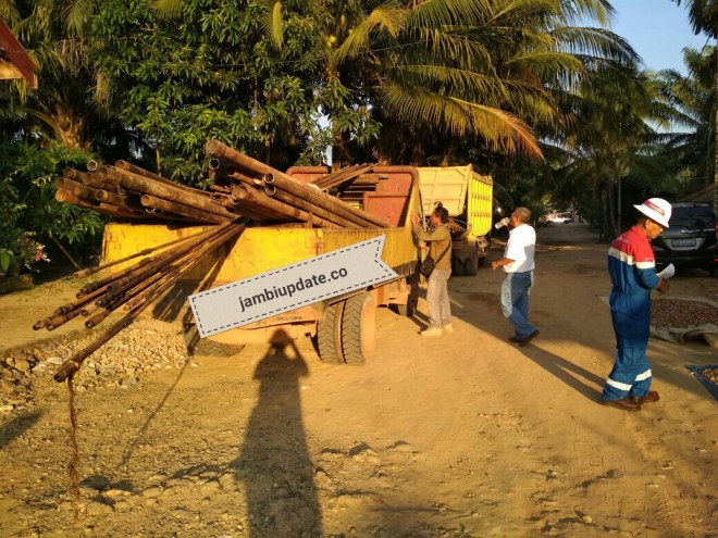 Barang bukti pipa besi yang diamankan polisi dari dua tersangka berinisial EM dan R. 