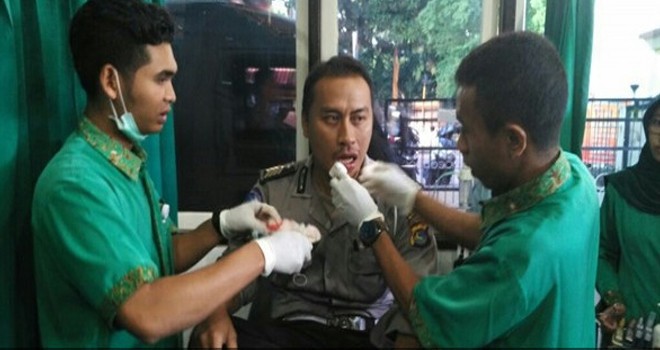 Bripka DI saat dirawat di RSBH Mataramusai dipukul oleh oknum TNI AD. Foto : Ist Radar Lombok